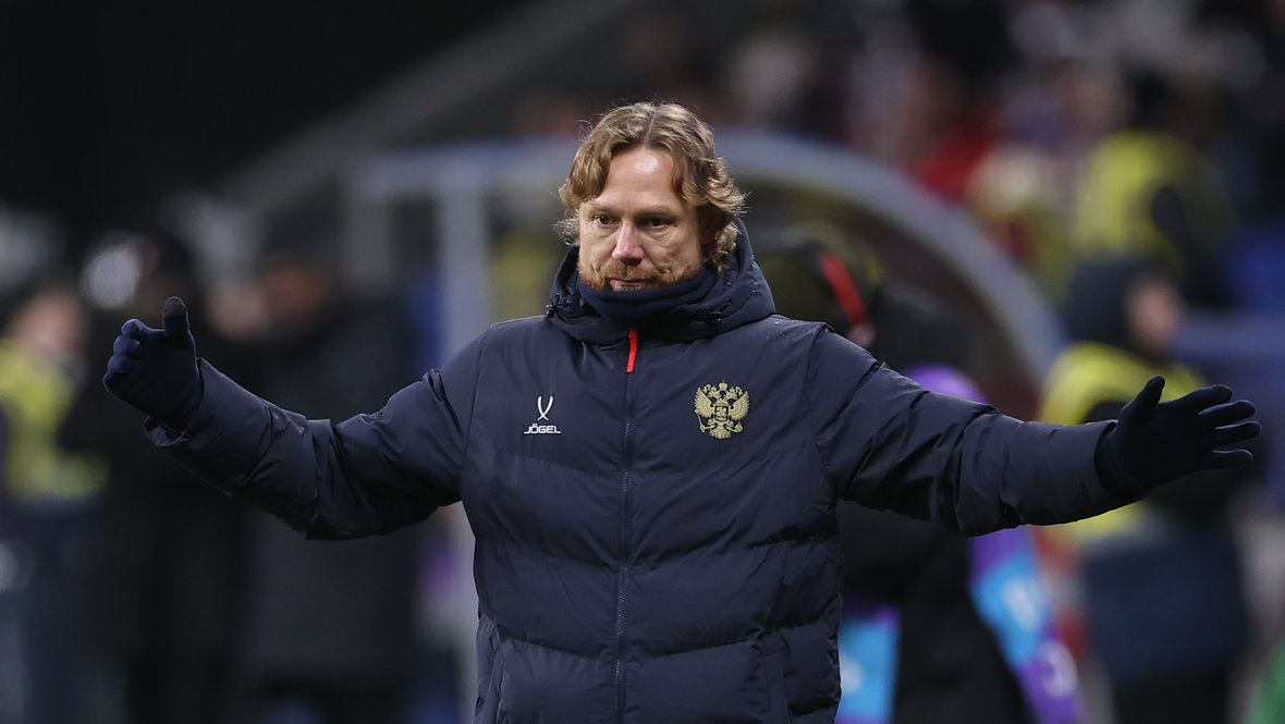 Главный тренер сборной России Валерий Карпин.