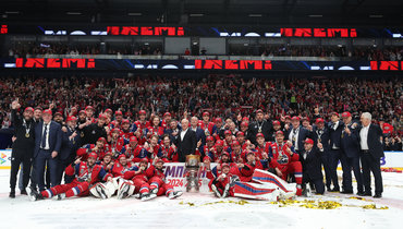 Хоккеисты и тренерский штаб «Локомотива» с Кубком Гагарина.