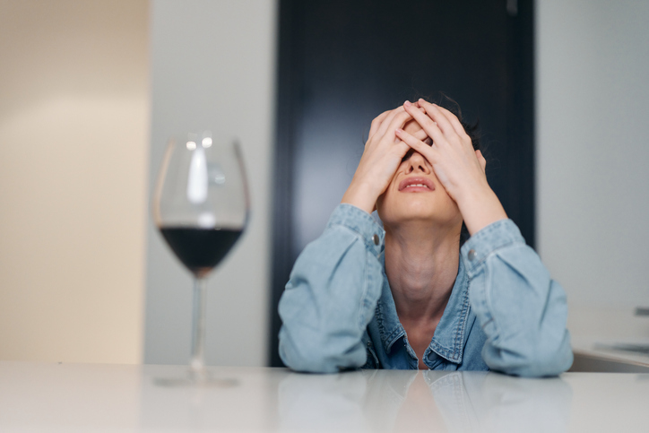 Девушка и бокал вина