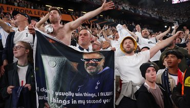 Нехватка медалей, гимн Лиги чемпионов и плакат с Постекоглу. «Тоттенхэм» ярко отметил долгожданный трофей