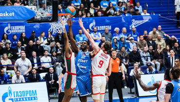 Баскетболист «Зенита» Алекс Пойтресс забрасывает мяч в кольцо «Локомотива-Кубань».