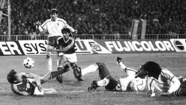 9 сентября 1987 года. Москва. Лужники. СССР — Франция — 1:1. В атаке — полузащитник советской сборной Игорь Добровольский.