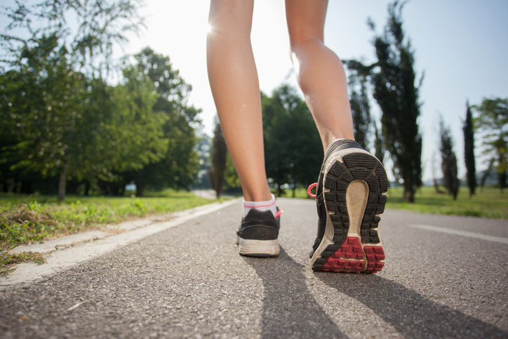 Девушка идет