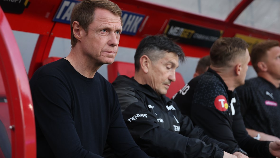 Олег Кононов с тренерским штабом.