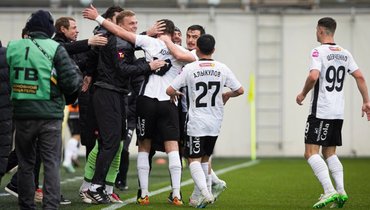 Футболисты «Торпедо» радуются голу в ворота «Шинника» 11 мая.