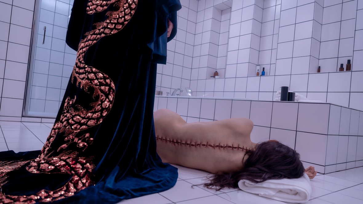 Кадр из фильма «Субстанция», реж. Корали Фаржа, Universal Pictures