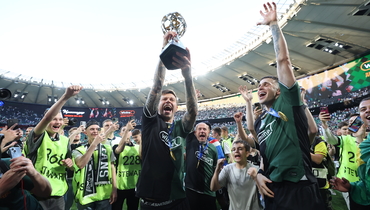 Форвард «Краснодара» Федор Смолов с кубком за победу в РПЛ.