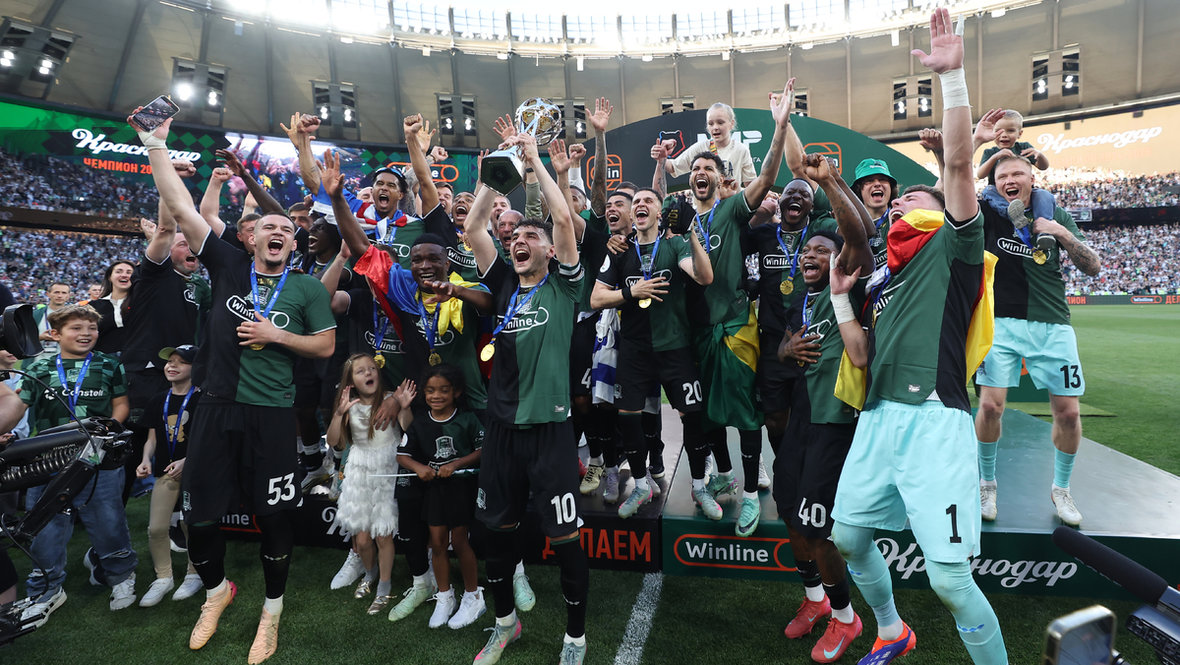 Футболисты «Краснодара» с кубком за победу в РПЛ.