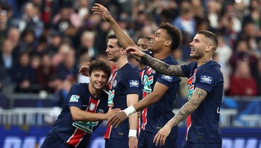 Футболисты «ПСЖ» празднуют победу в финале Кубка Франции.