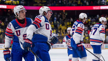 Хоккеисты сборной США в финале чемпионата мира против Швейцарии.