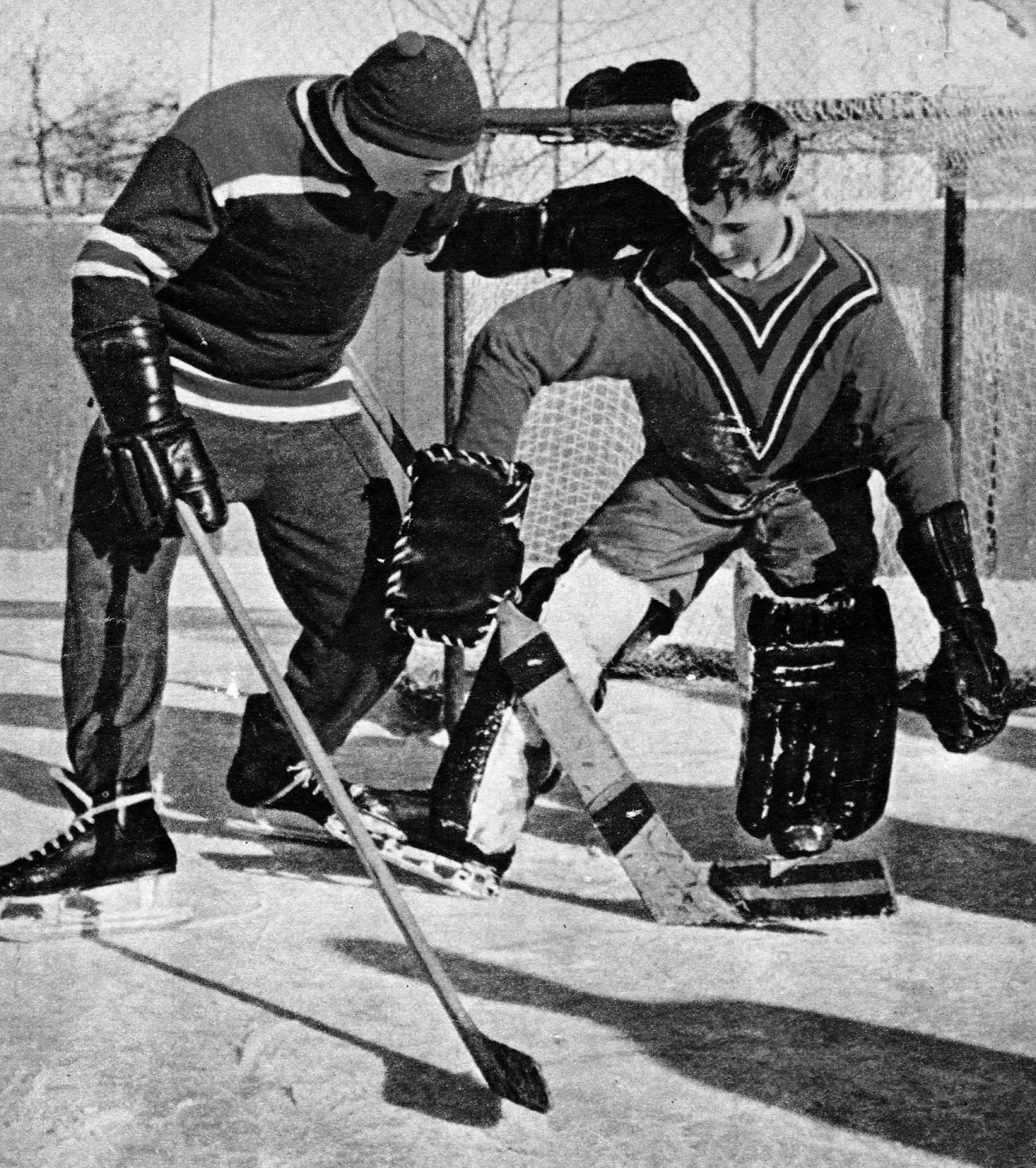 Тренер Виталий Ерфилов учит юного вратаря второй команды мальчиков ЦСКА Володю Кузнецова.