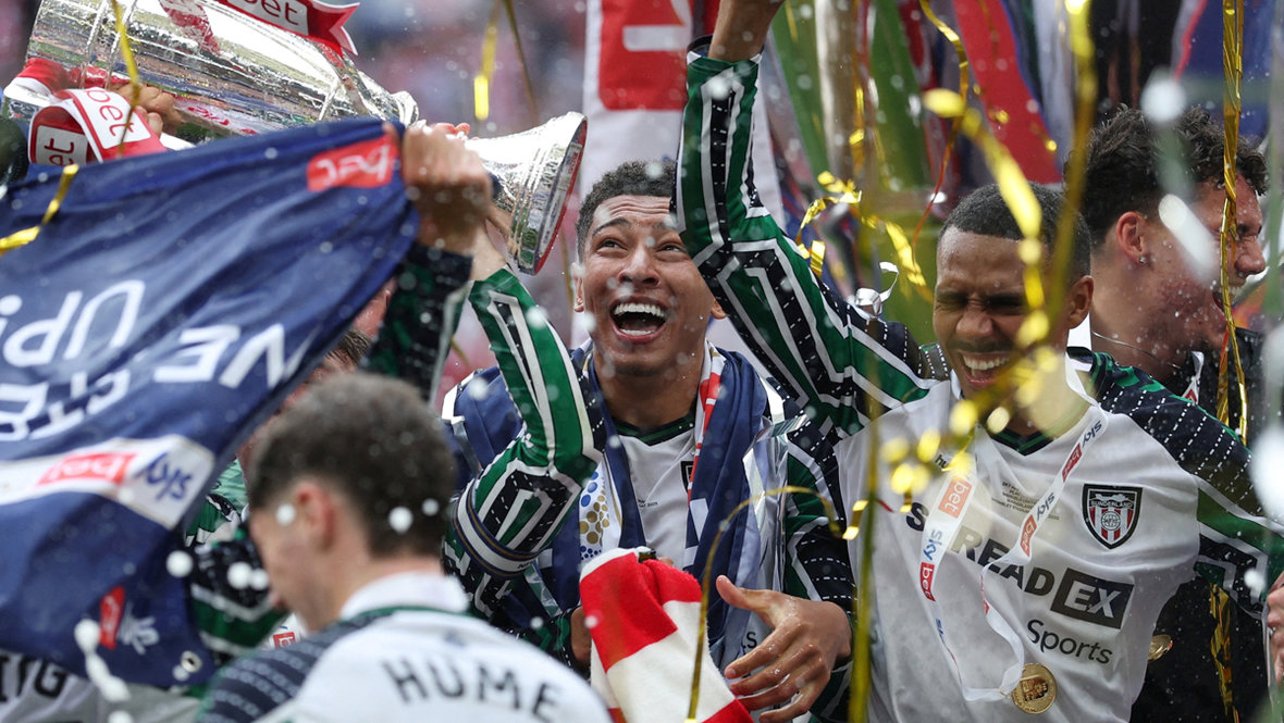 Футболист Джоуб Беллингем празднует чемпионство «Сандерленда»