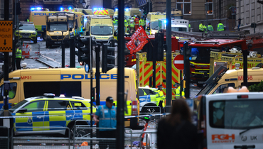 Автомобиль въехал в толпу людей на чемпионском параде в Ливерпуле.