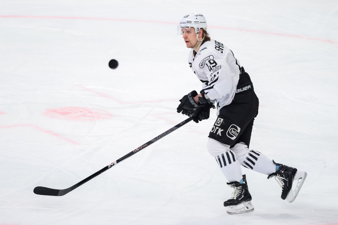 Максим Шабанов. Нападающий «Трактора» Максим Шабанов