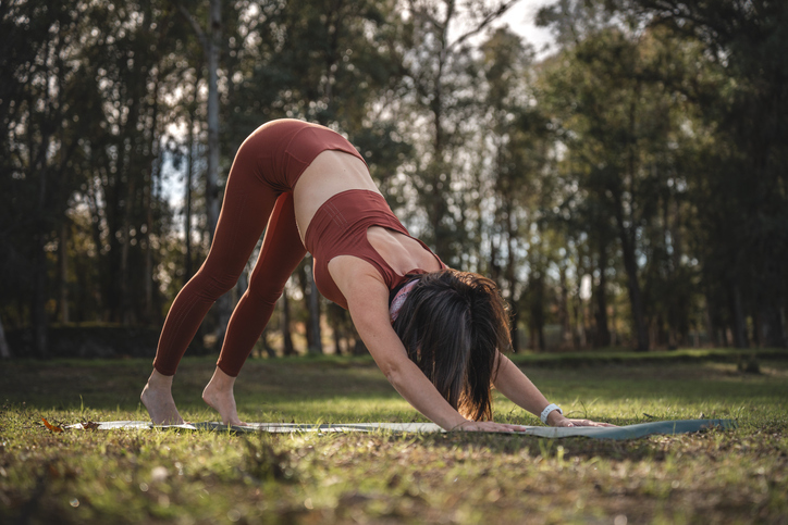 Девушка занимается спортом на природе