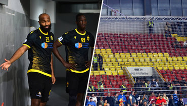 Гандболисты греческого АЕК и пустая трибуна стадиона