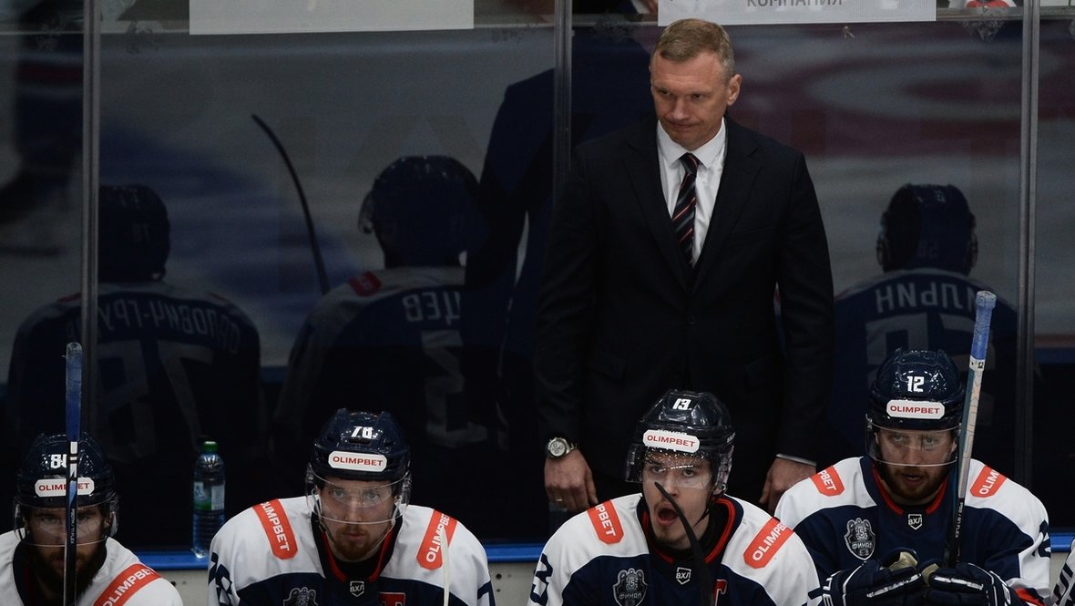 Алексей Исаков и хоккеисты «Торпедо-Горький».