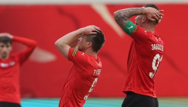 Футболисты «Химок» Александр Руденко и Антон Заболотный.