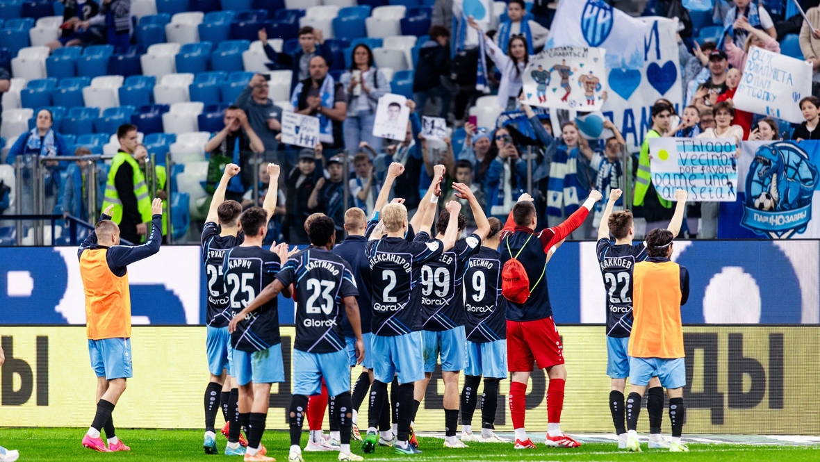 Футболисты «Пари НН» благодарят болельщиков.