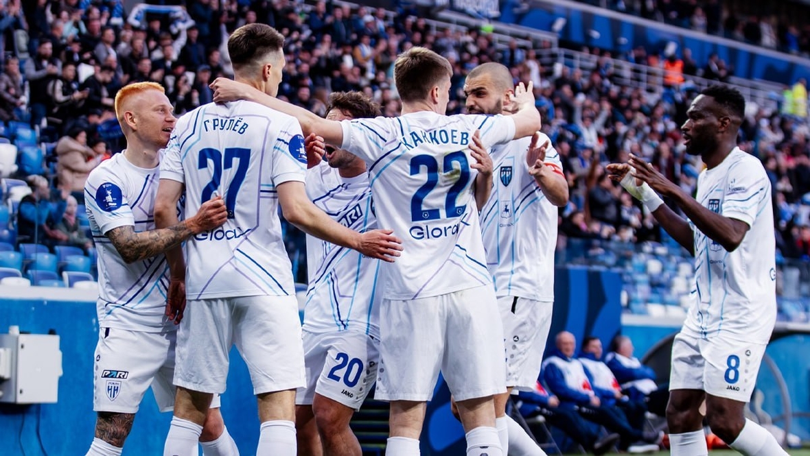 Футболисты «Пари НН».