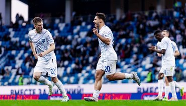 Футболисты «Пари НН» Никита Каккоев и Хуан Боселли празднуют гол.