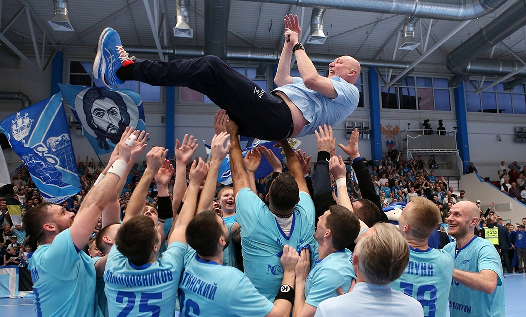 Гандболисты «Зенита» качают главного тренера Дмитрия Торгованова.