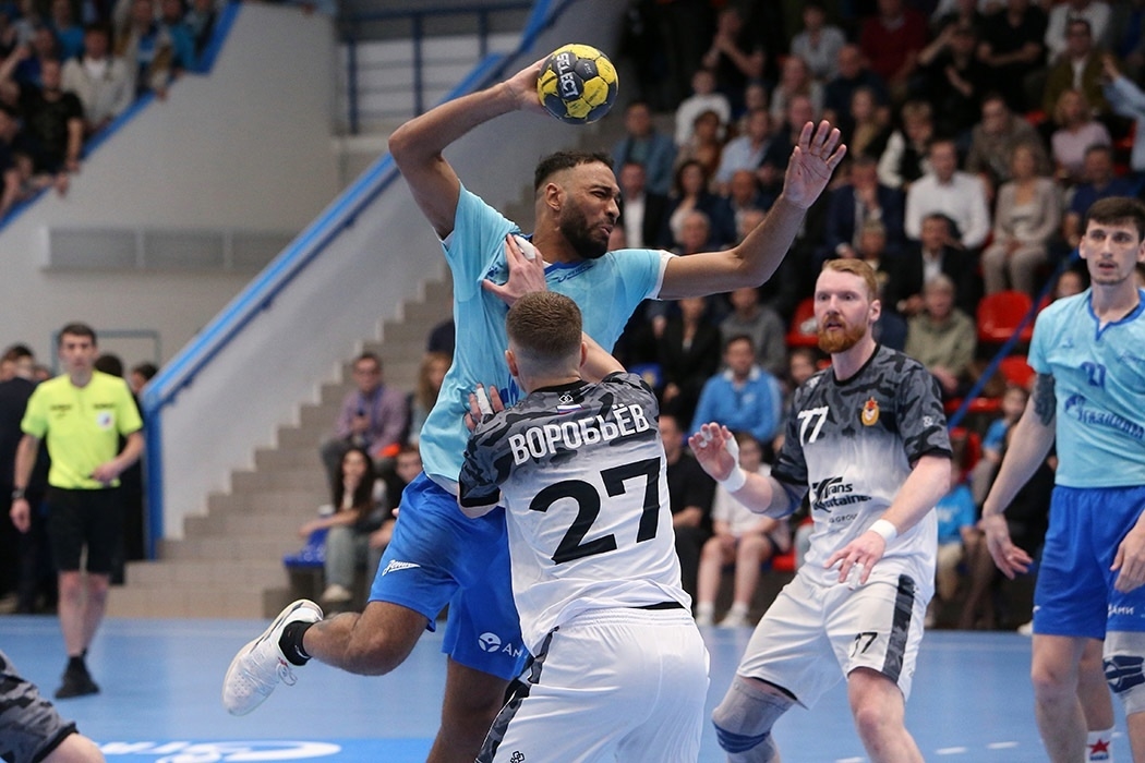 Дмитрий Хмельков в атаке.