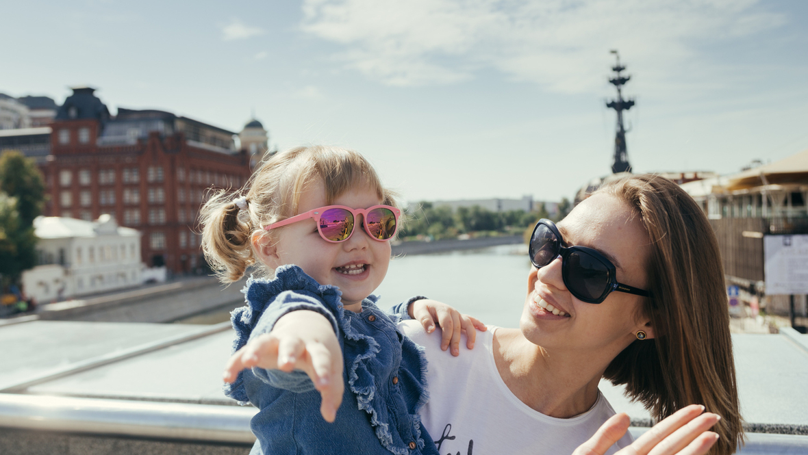 Мама с дочкой в Москве