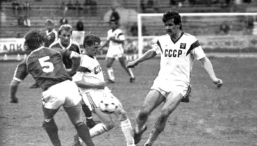 12 августа 1987 года. Москва. СССР — Норвегия — 1:0. В борьбе за мяч — Владимир Татарчук и автор гола Владимир Лютый.