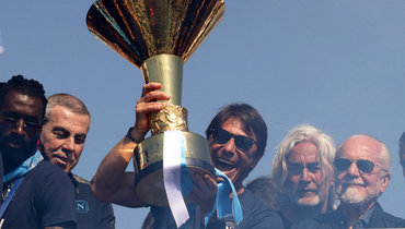 Антонио Конте с чемпионским кубком.