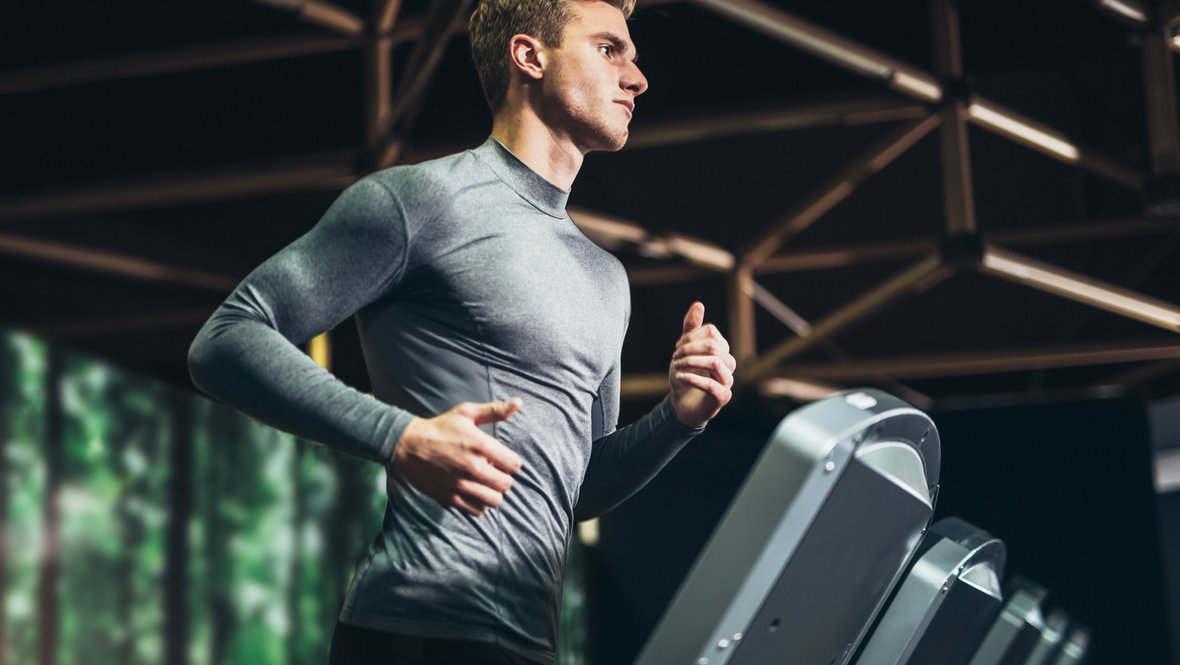 Мужчина бегает на дорожке