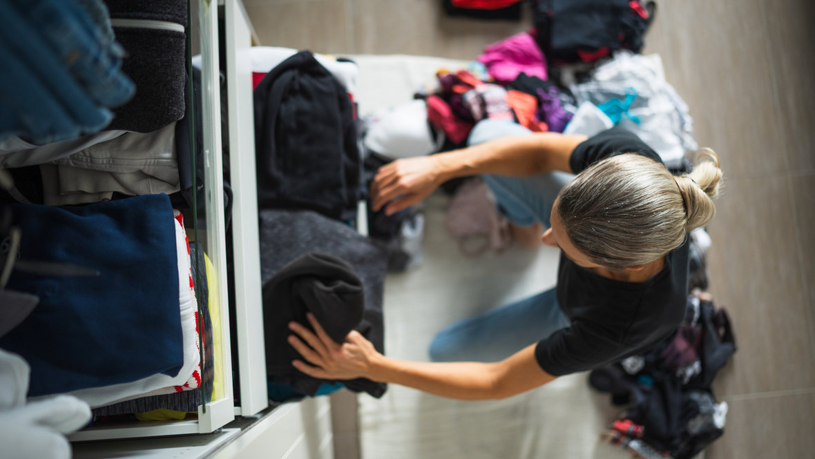 Девушка убирает вещи