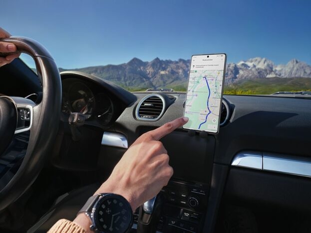 Использование TECNO CAMON 40 Pro 5G за рулем.