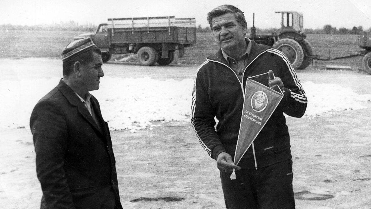 Станислав Возняк (справа). Тренер по легкой атлетике Станислав Возняк. 1979 год