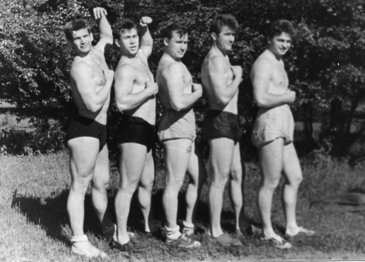 Станислав Возняк (слева) и культуристы. Станислав Возняк и культуристы