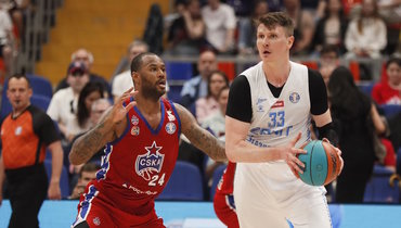 Амат Мбай и Андрей Воронцевич в матче ЦСКА — «Зенит» (84:91) 1 июня.