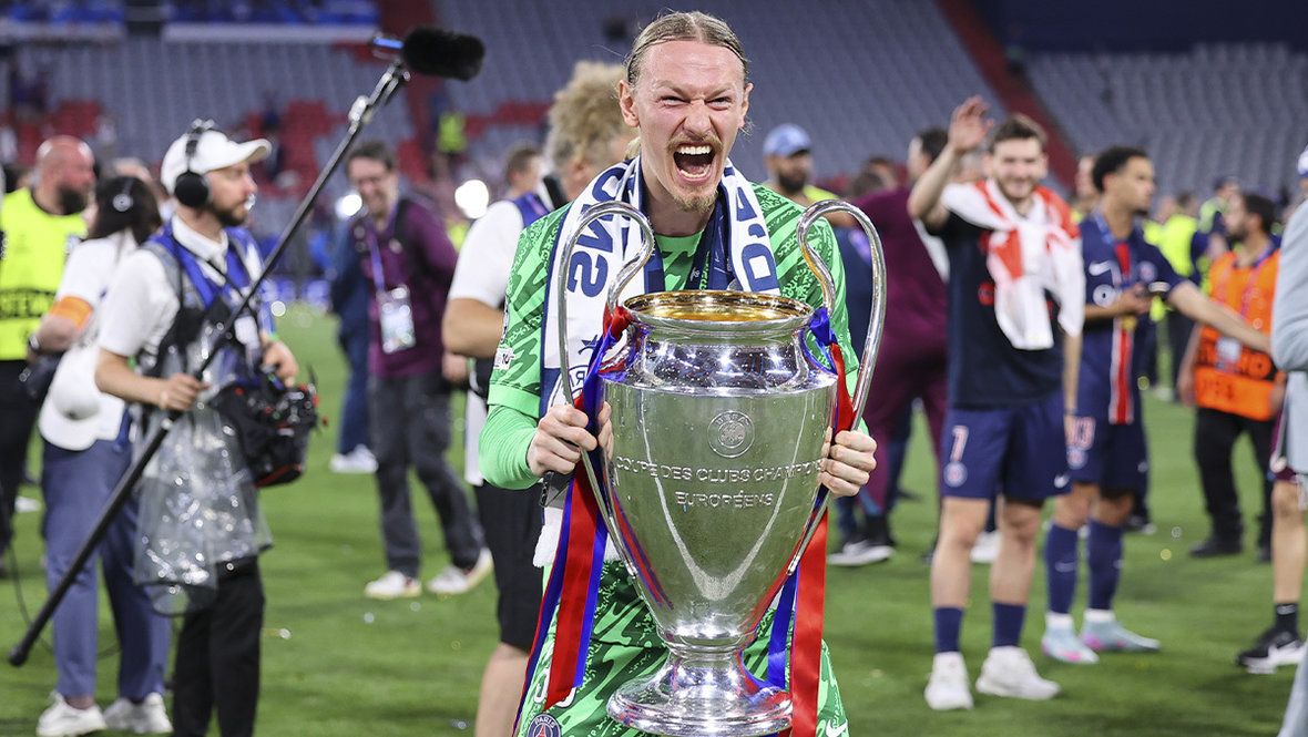 Матвей Сафонов с кубком Лиги чемпионов.