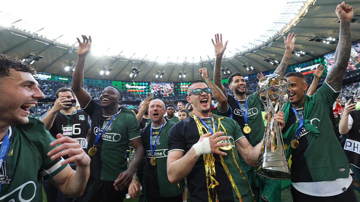 Футболисты «Краснодара» с трофеем РПЛ.