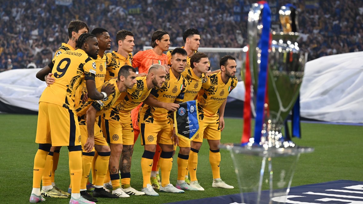 Игроки «Интера» перед матчем с «ПСЖ» в финале Лиги чемпионов.