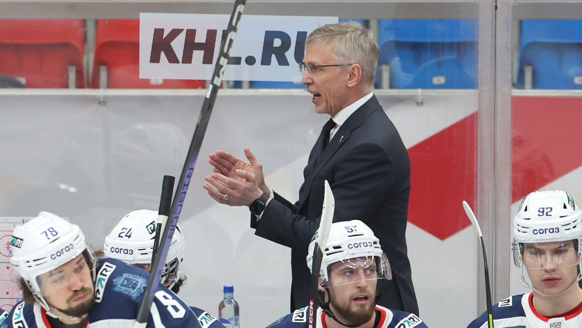 Игорь Ларионов и хоккеисты «Торпедо».