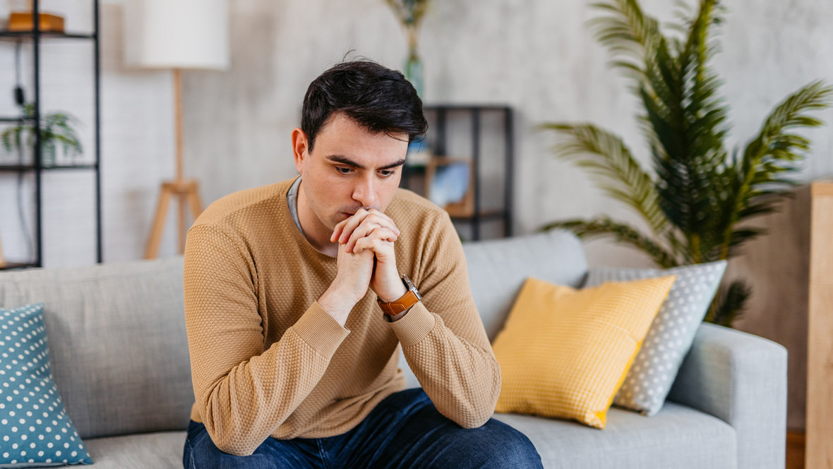 Мужчина грустит