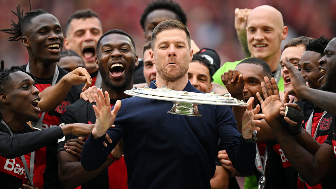 Хаби Алонсо празднует победу в чемпионате Германии с футболистами «Байера». Тренер Хаби Алонсо празднует победу в чемпионате Германии с футболистами «Байера». 2024 год