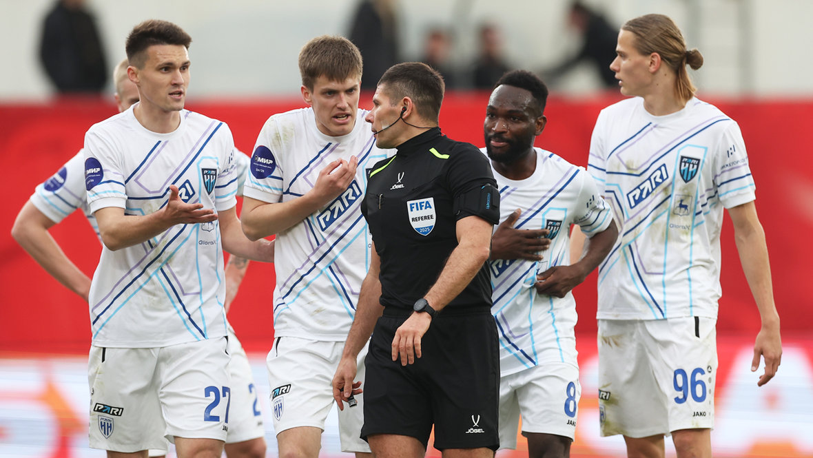 Футболисты «Пари НН» Вячеслав Грулев, Никита Каккоев, Мамаду Майга и Александр Кокшаров и судья Евгений Кукуляк