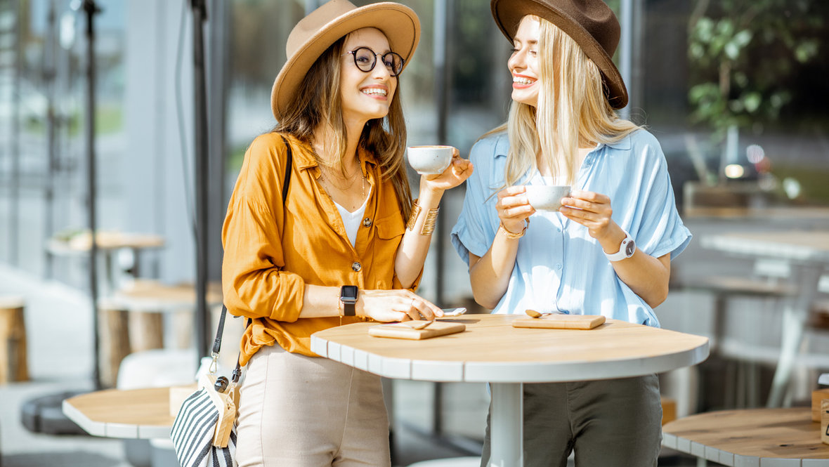 Девушки пьют кофе