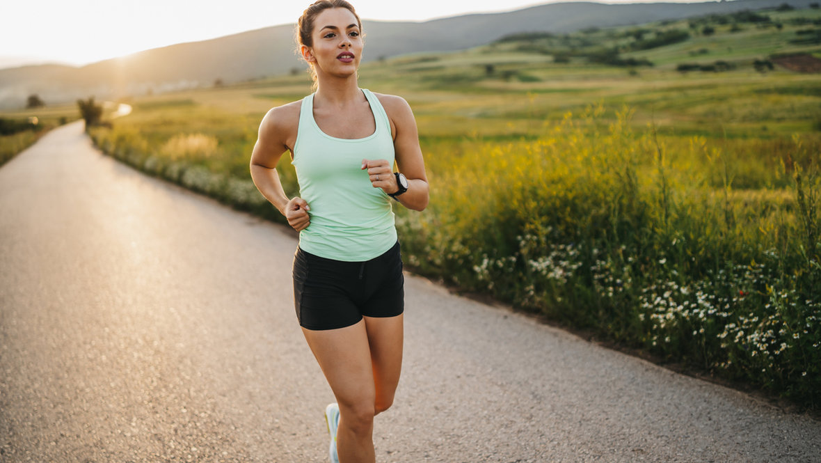 Девушка на пробежке.