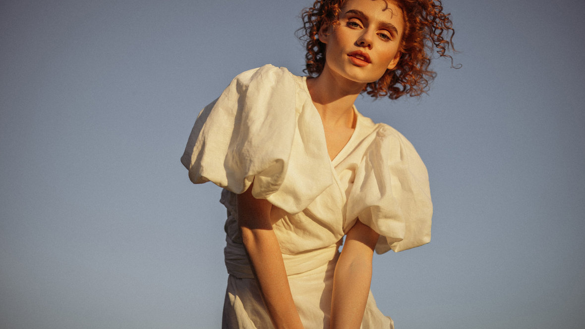 Девушка в летнем платье