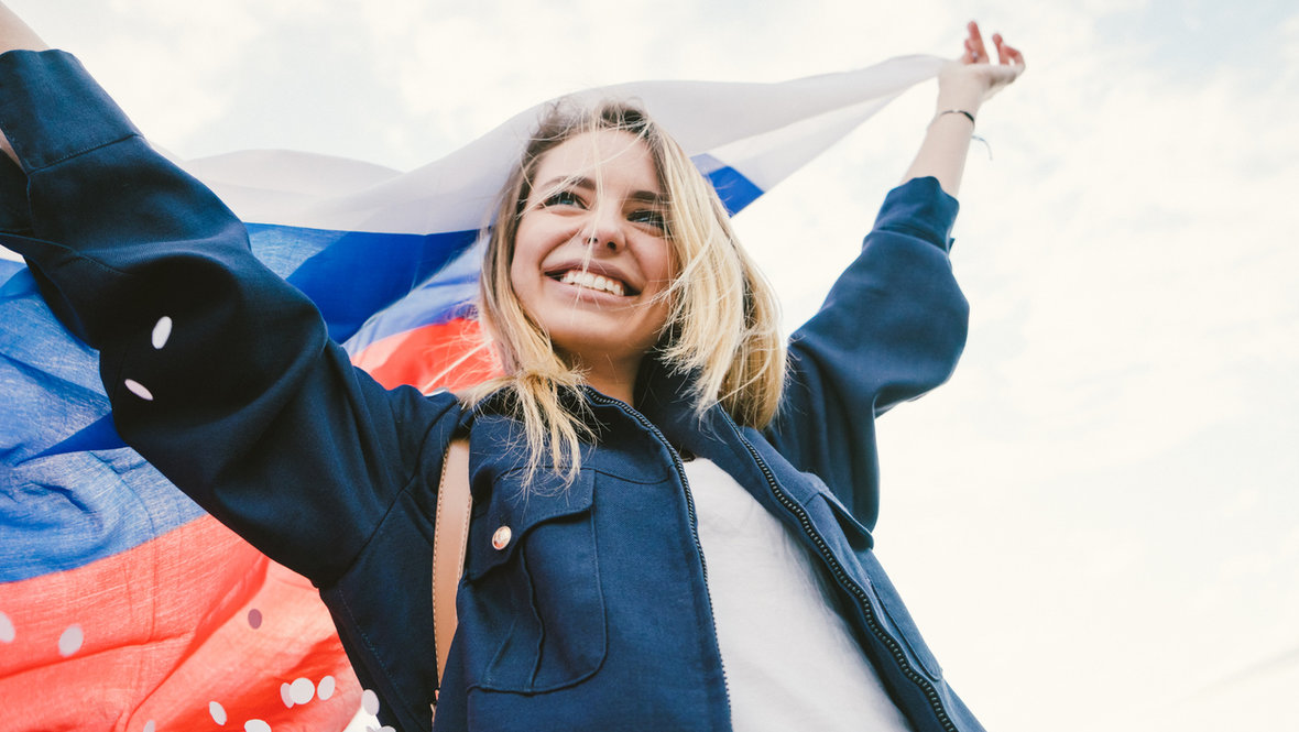 Девушка с флагом России