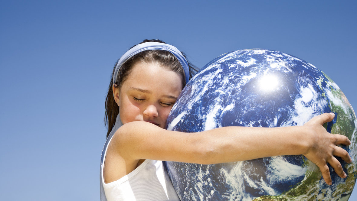 Девочка обнимает Землю