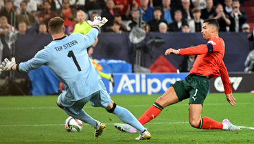 Криштиану Роналду забивает гол в ворота сборной Германии.