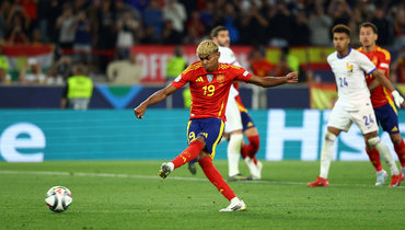 Ламин Ямаль забивает гол в ворота Франции.